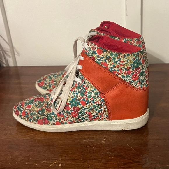 Lord & Taylor Liberty Red and Green Floral High-Top hidden wedge Sneakers size 7 - Picture 2 of 8